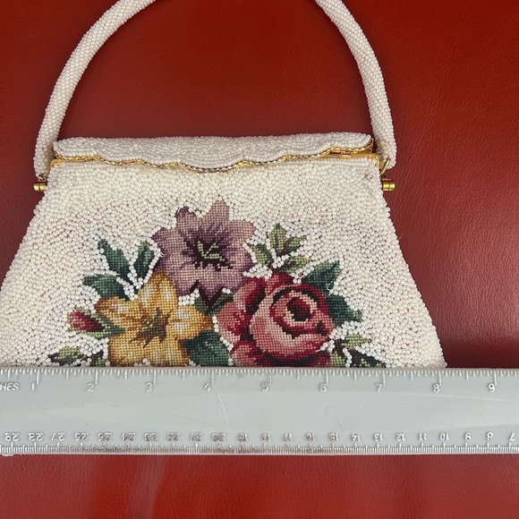 Vintage 1960’s white beaded purse with embroidered flowers & scalloped closure. - Picture 8 of 11